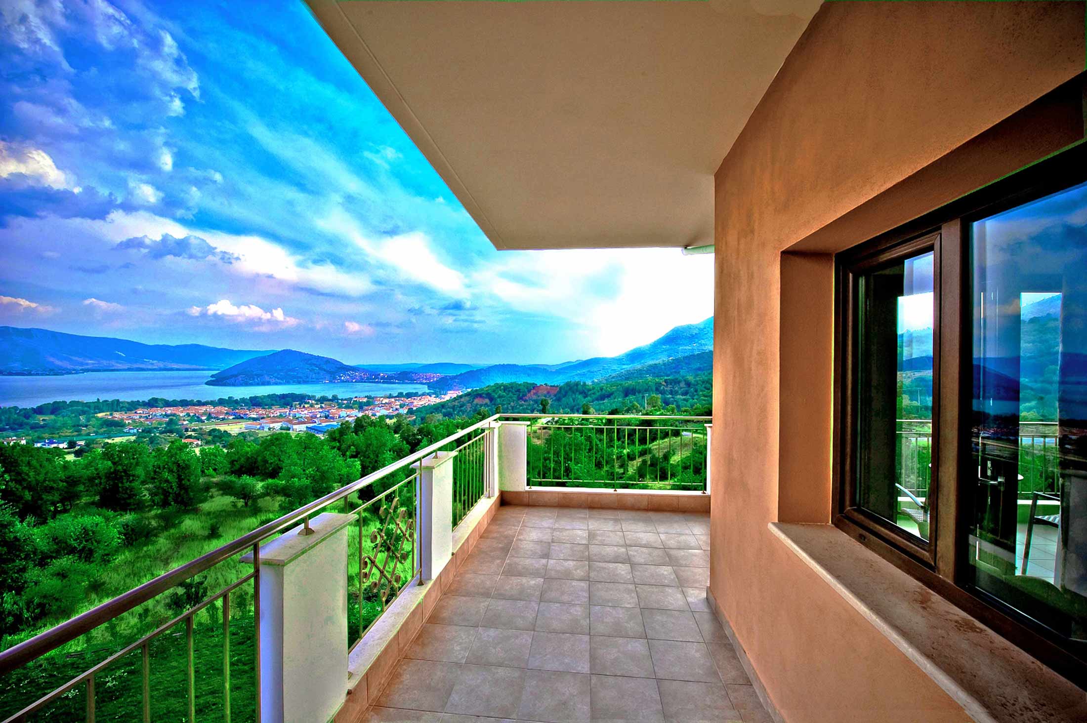Балконы волной. Вид на горы с балкона. Вид на море с балкона. Вид из панорамного окна. Лоджия с видом на горы.